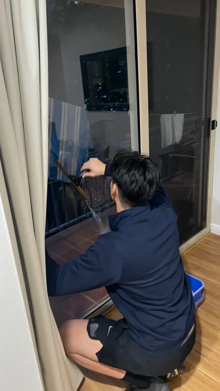 Detailing the tracks of a sliding window